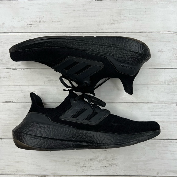 Adidas UltraBoost 22 Men’s Size 11 Triple Black Shoes Sneakers - Picture 1 of 12